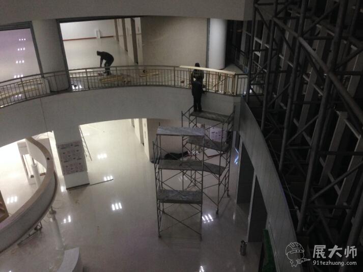 夜晚雖深,但施工不停